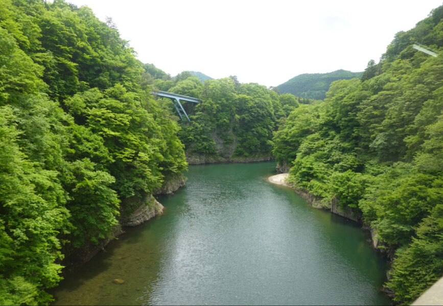 湯野上温泉駅手前にある阿賀川の鉄橋を渡る会津鉄道の列車