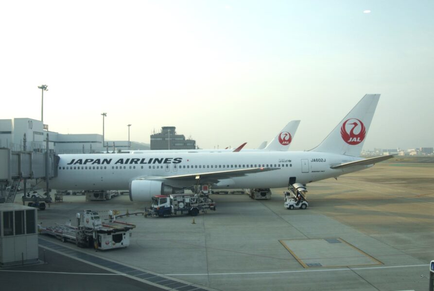 駐機中のJAL