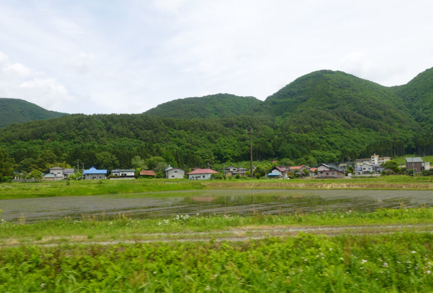 徐々に山が近くなる会津鉄道