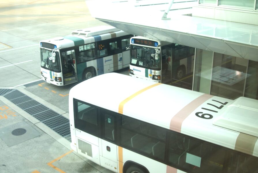 福岡空港のカードラウンジ・TIMEから西鉄バスが見える