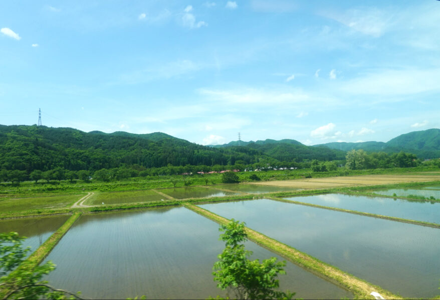 会津鉄道線内は田園風景が広がる