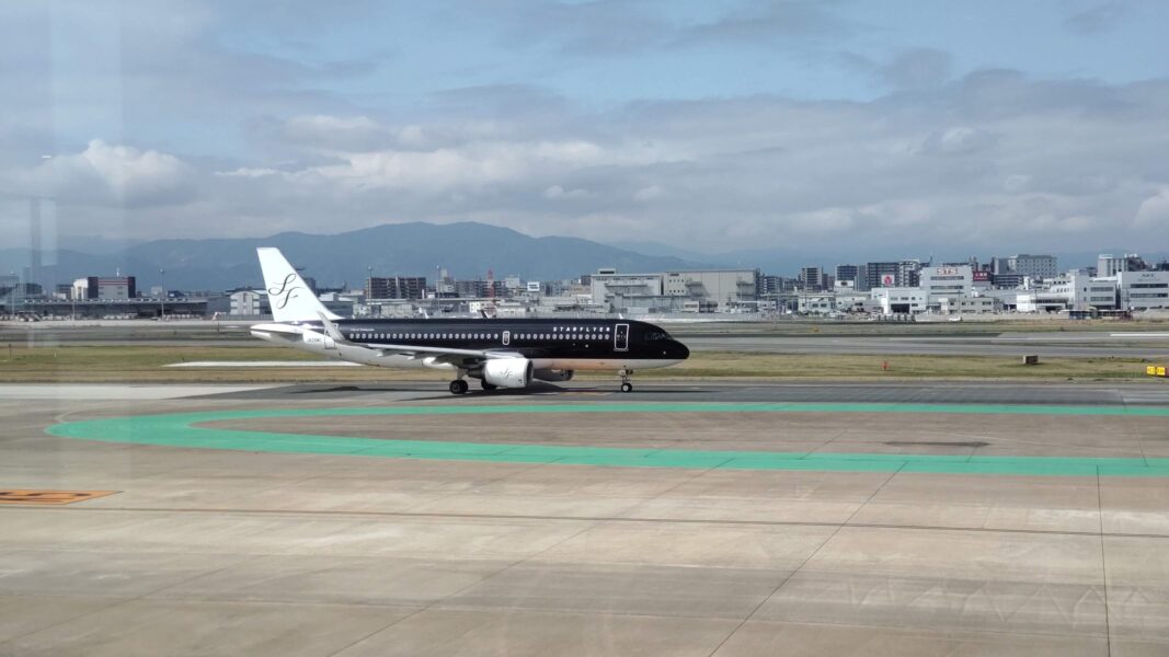 福岡空港の地上を滑走するスターフライヤー