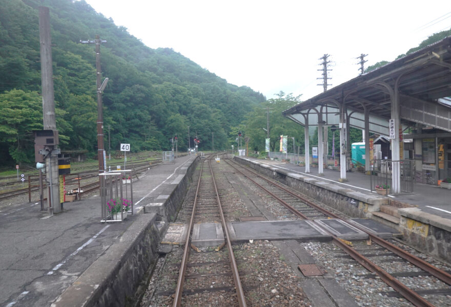 備後落合駅に到着した普通列車