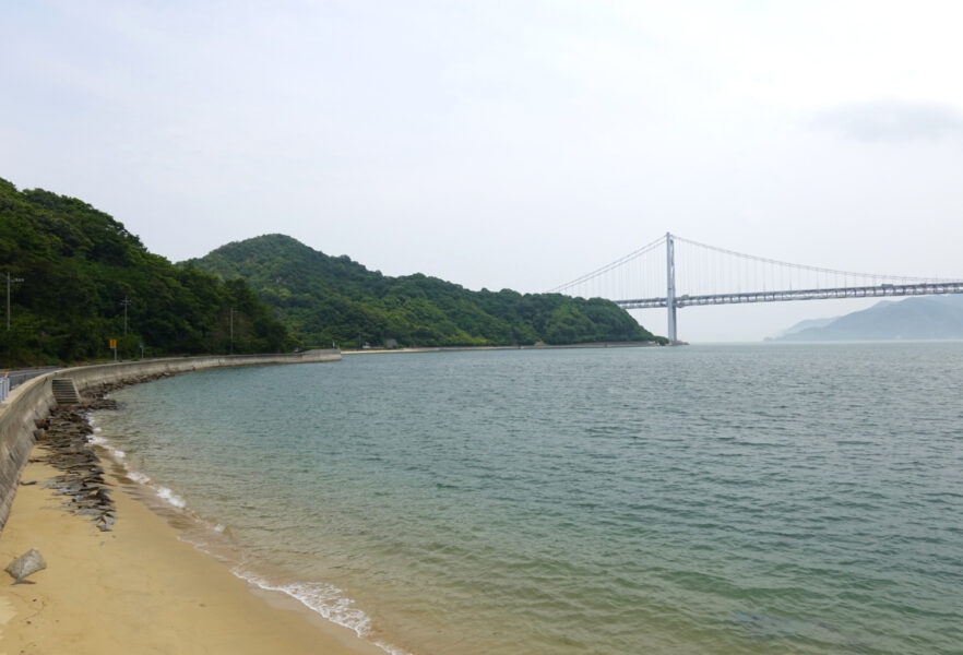 因島の海岸線と因島大橋