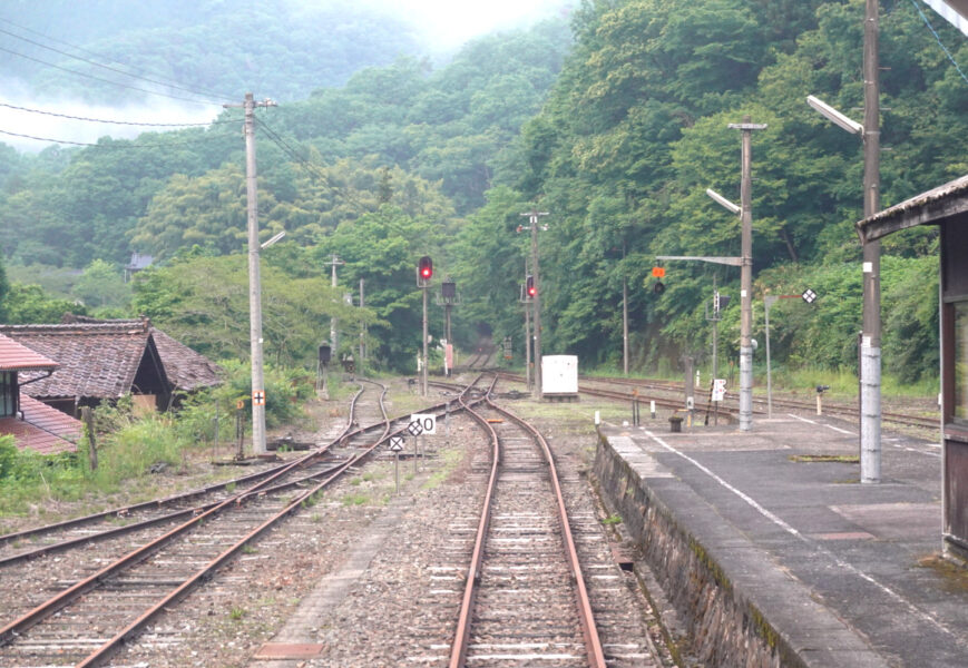 備後落合駅に停車中の列車車内から新見方面