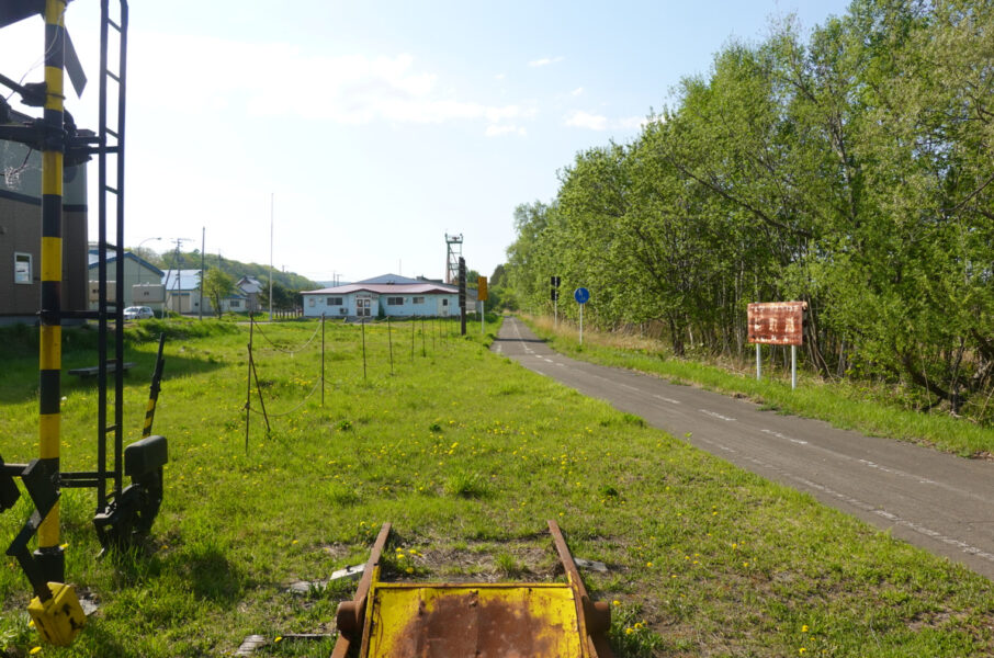 湧網線の線路跡は、卯原内駅より先も続く