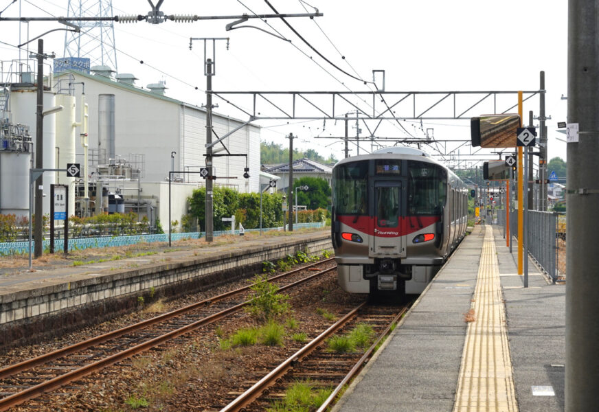 忠海駅を出発する普通列車