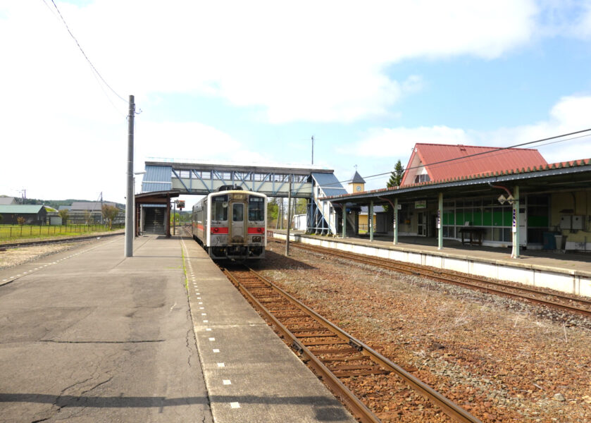 標茶駅を出発する普通列車釧路行き