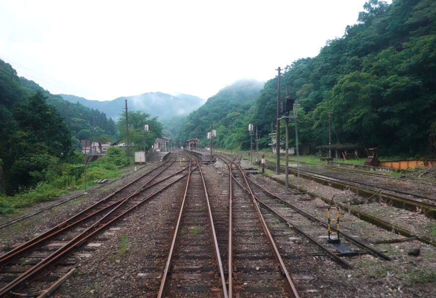 備後落合駅を出発する普通列車三次行き