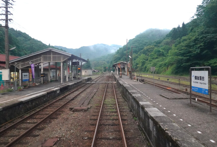 備後落合駅を出発する普通列車三次行き