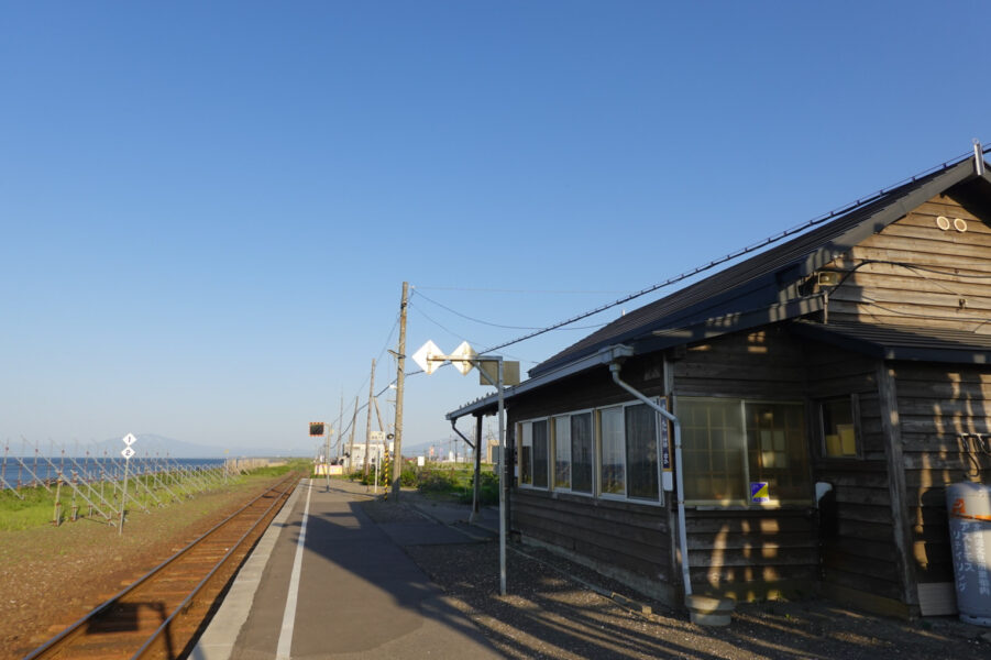 北浜駅のホームと駅舎