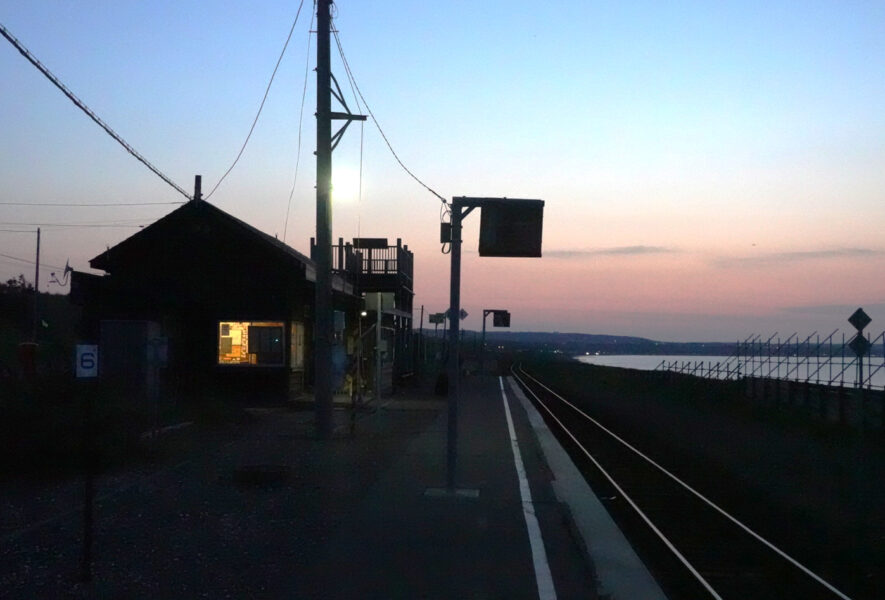 夜の釧網本線北浜駅・プラットホーム