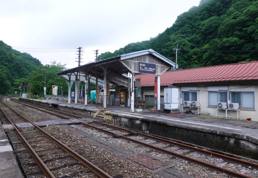 備後落合駅の１番乗り場と駅舎