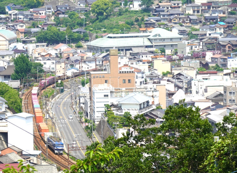 尾道市内を通過する貨物列車