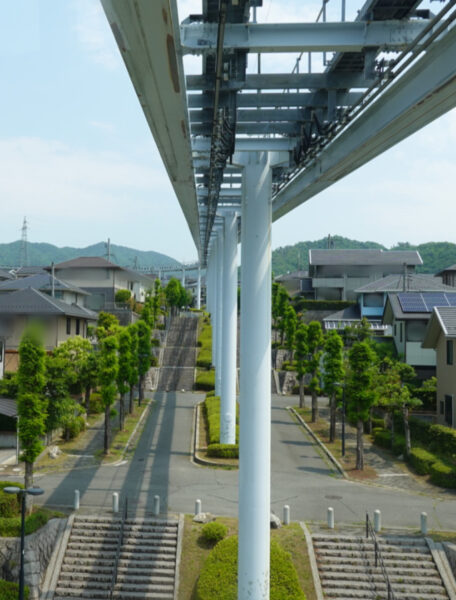 みどり口～みどり中街駅間を走行中