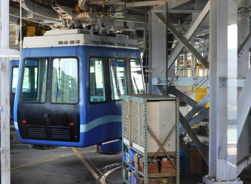 みどり中央駅の構内で旋回するスカイレールの車両