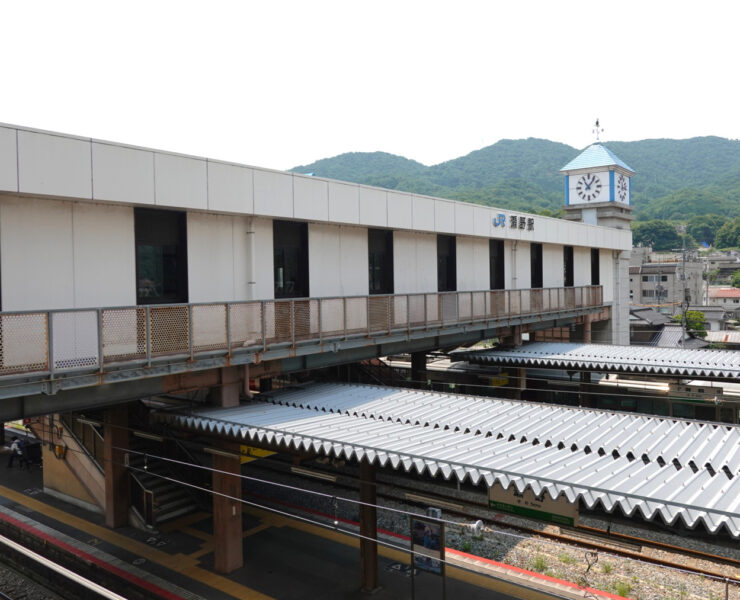 瀬野駅の駅舎とホーム