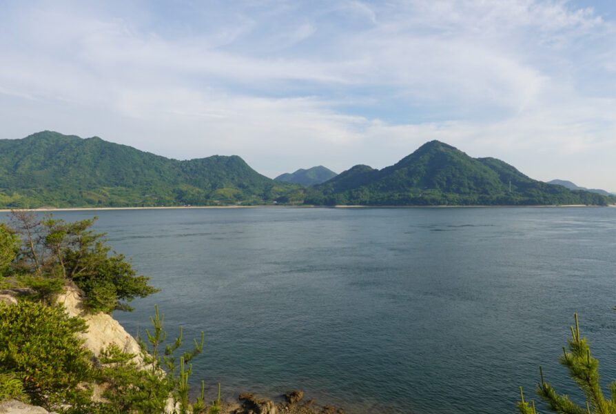 大久野島の灯台近くから見える瀬戸内海