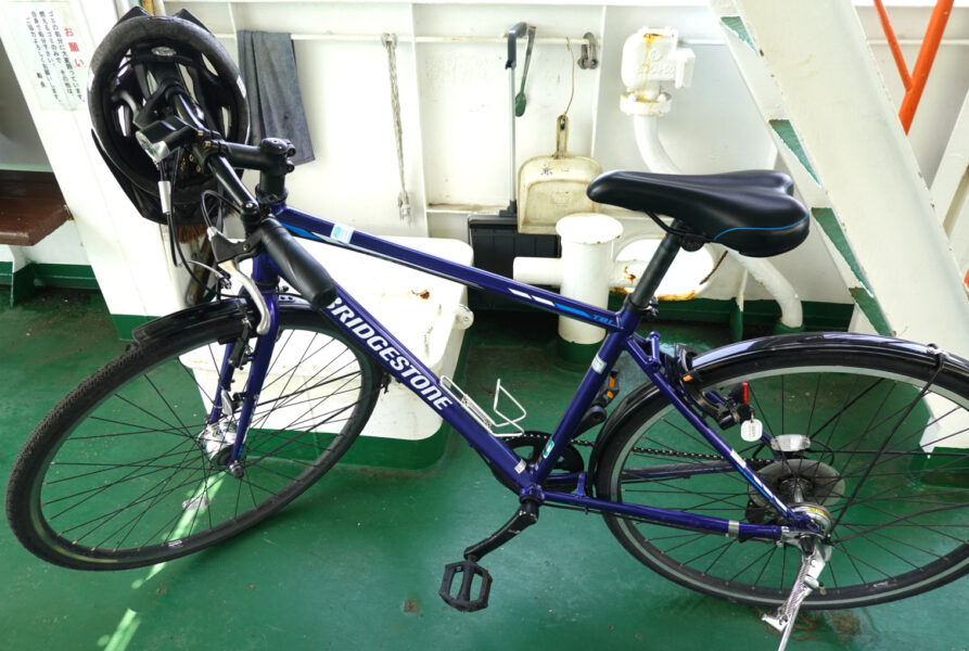 尾道駅前行き渡船に自転車と一緒に乗り込む