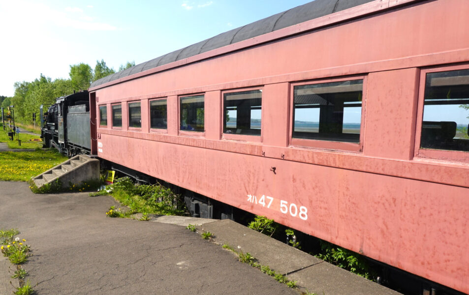 卯原内駅で保存されている客車（オハ４７）