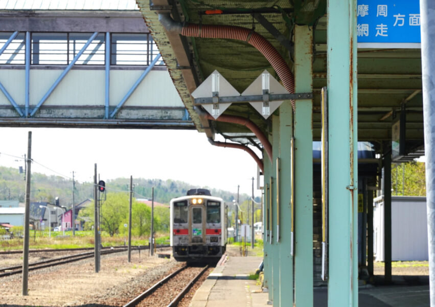 標茶駅に到着する快速しれとこ摩周号