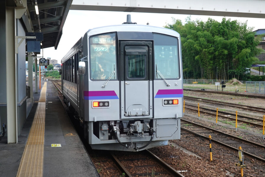 三次駅に停車中の備後落合行き普通列車（キハ１２０形）