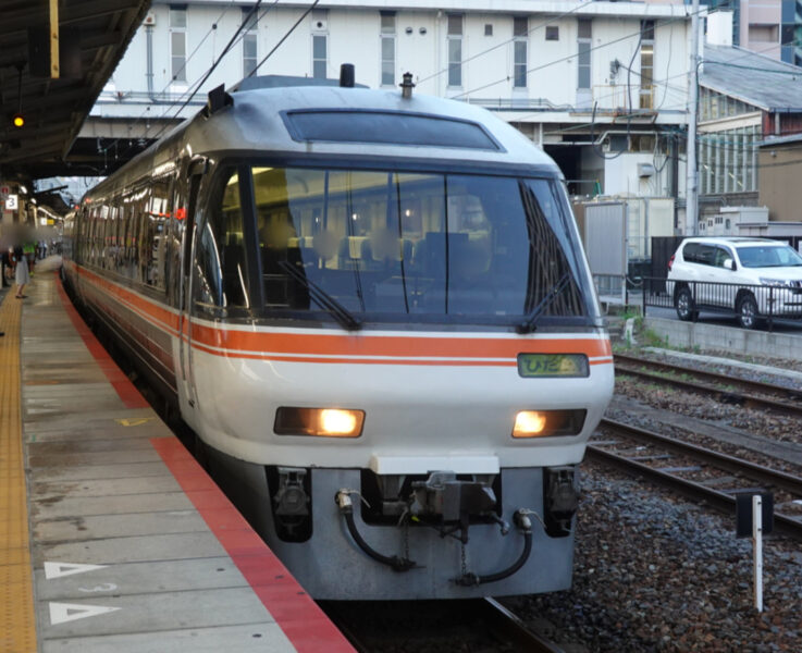 草津駅に停車中の特急ひだ３６号