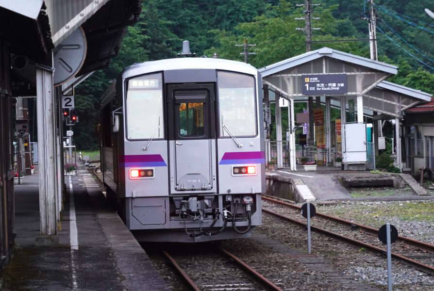 備後落合駅に停車中のキハ１２０形