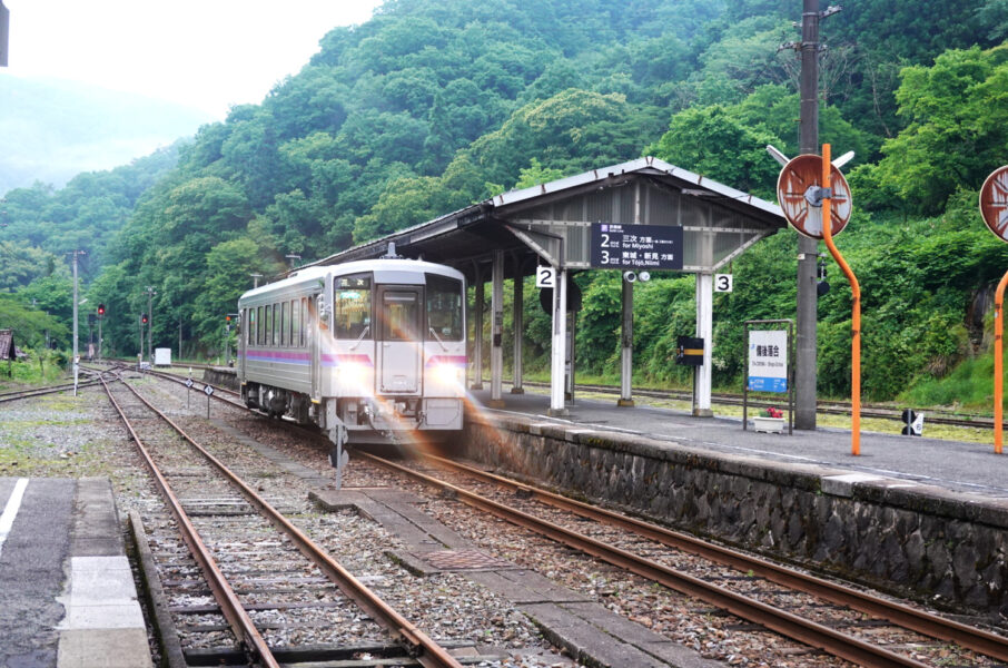 備後落合駅の２番線に停車中の普通列車三次行き（キハ１２０形）