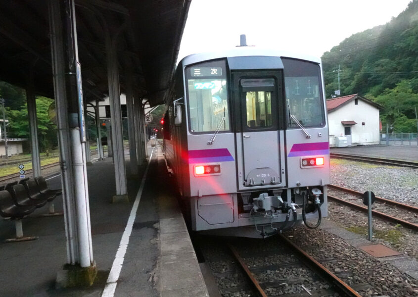 備後落合駅に停車中の普通列車三次行き（キハ１２０形）