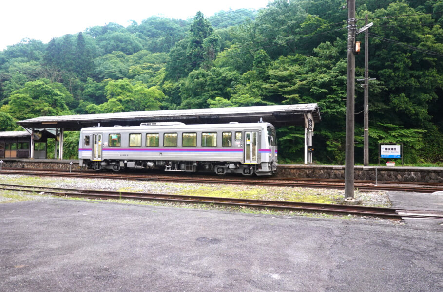 備後落合駅に停車中の列車とホーム