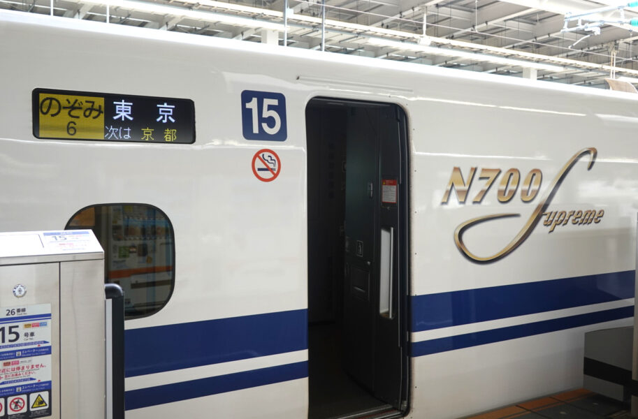 新大阪駅に停車中ののぞみ６号（Ｎ７００Ｓ）