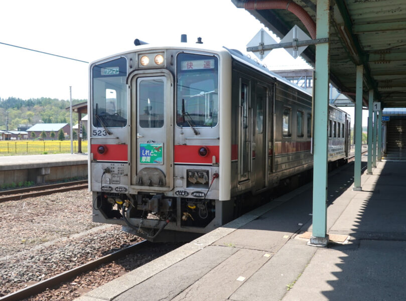 標茶駅に到着した快速しれとこ摩周号