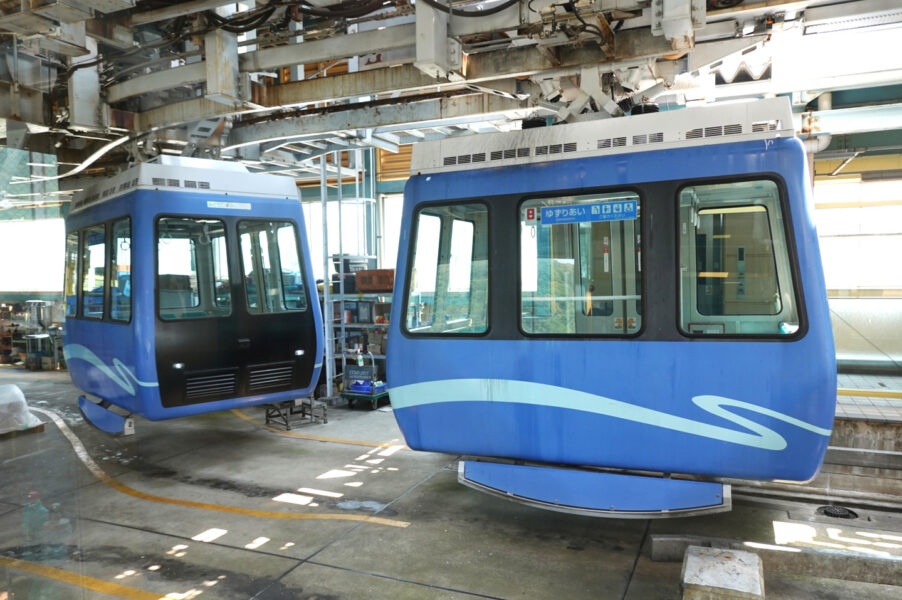 みどり中央駅に停車中のスカイレールの車両