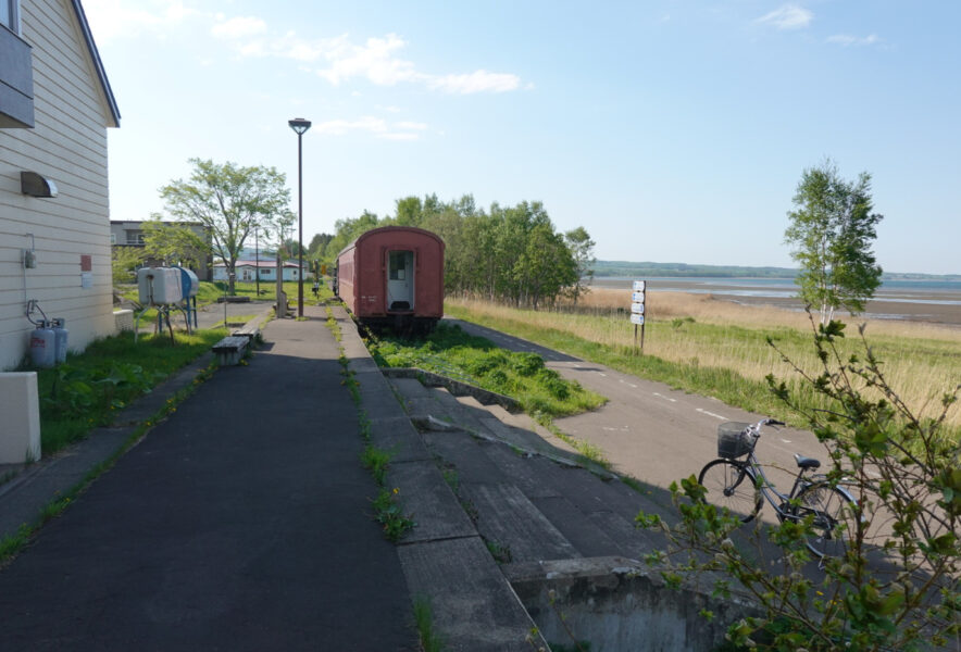 卯原内駅ホームから見る客車（オハ４７）