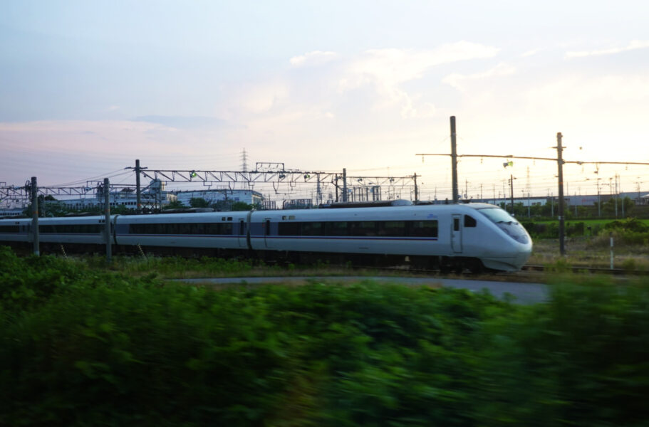 米原車両基地に止まっている特急車両