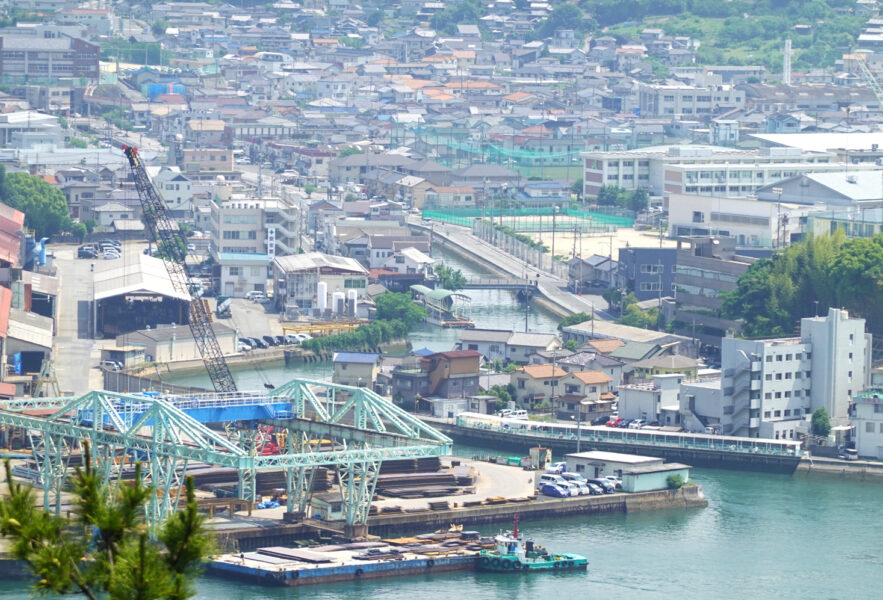 向島の渡船のりばが見える（千光寺山）