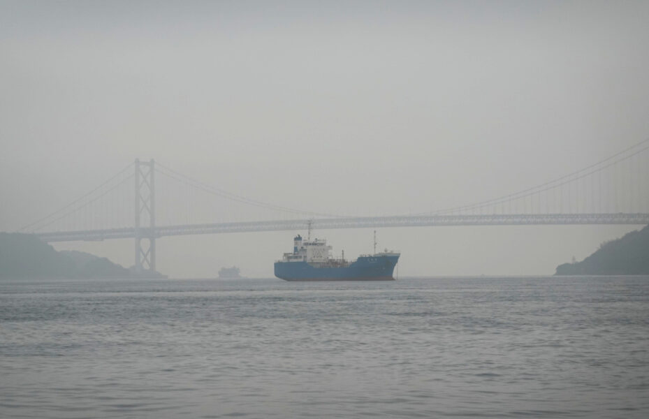 貨物船と因島大橋