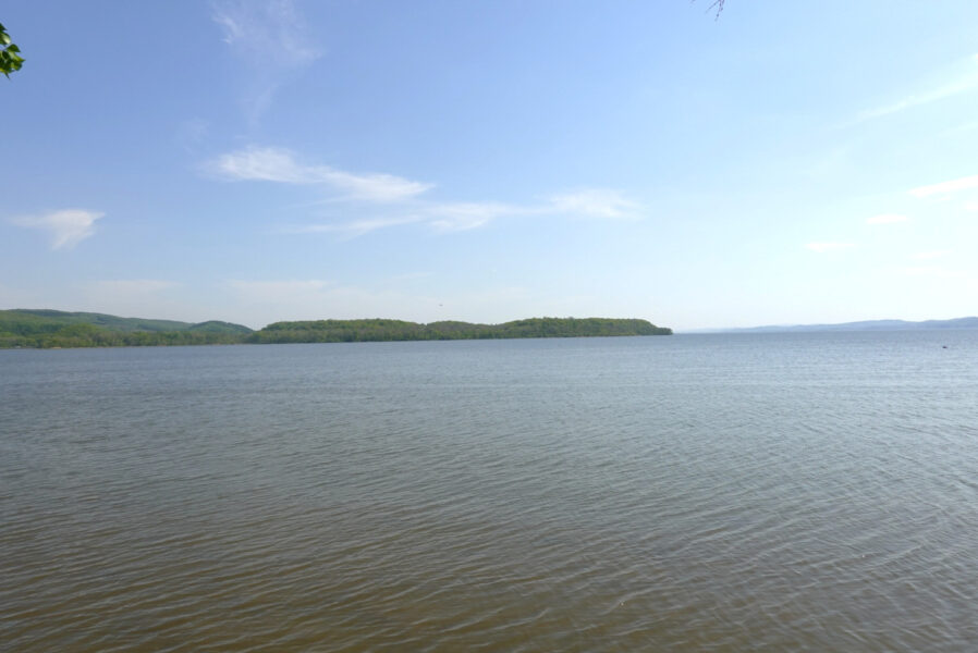 湧網線の廃線跡（サイクリングロード）の横から見える網走湖