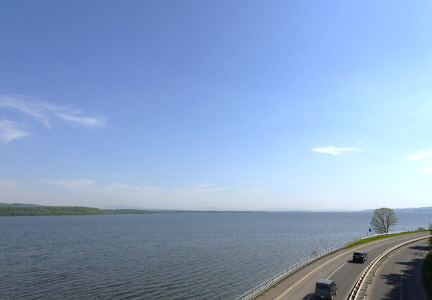 国道２３９号線を跨ぐ橋の上から網走湖（湧網線廃線跡）