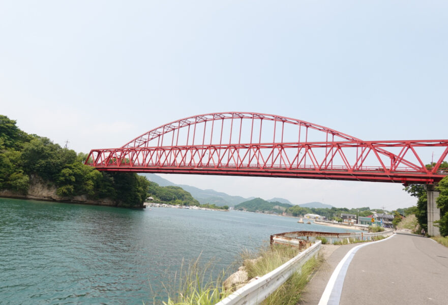 向島大橋の下を通過中