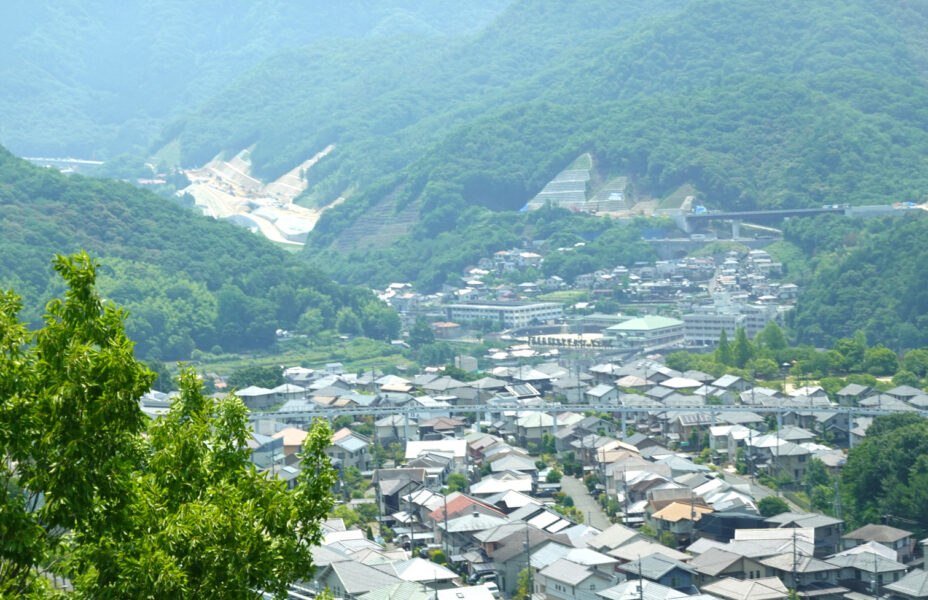 みどり中央駅付近から瀬野地区を眺める