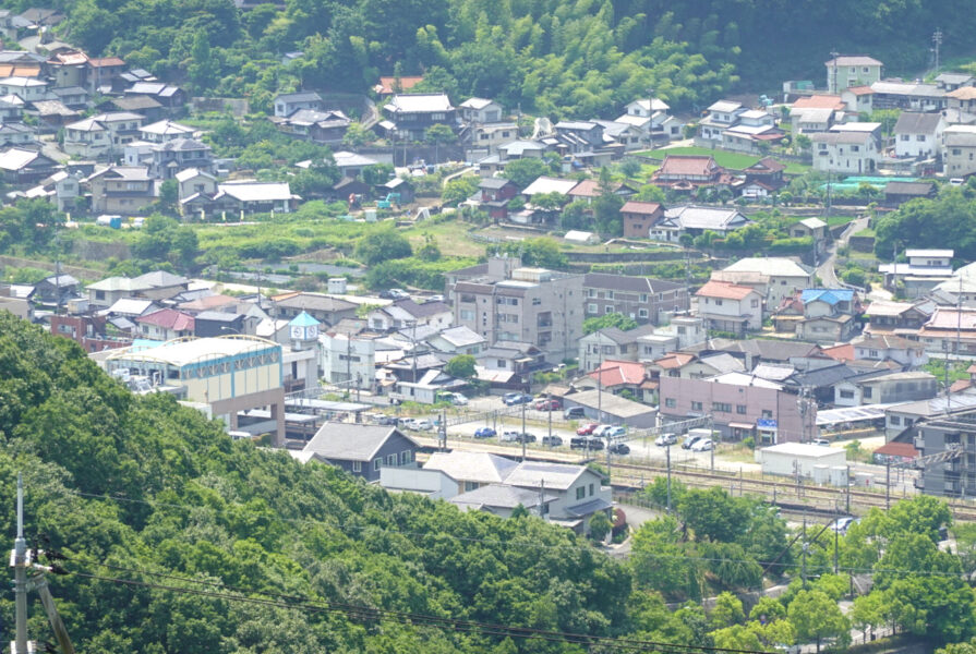 みどり中央駅前から瀬野駅を眺める