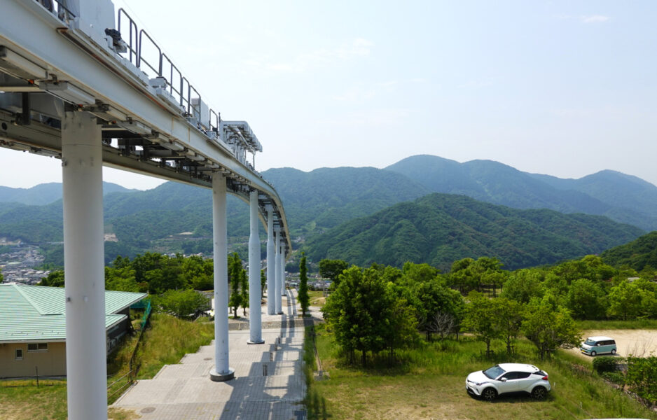 みどり中央駅前からスカイレールを見る