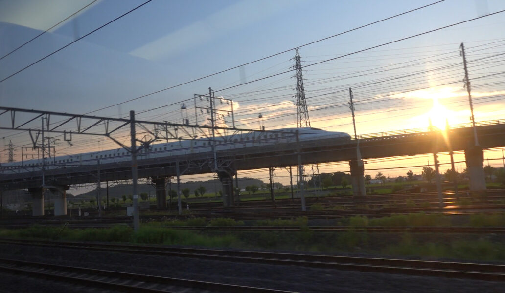 米原駅を出発後に東海道新幹線とすれ違い