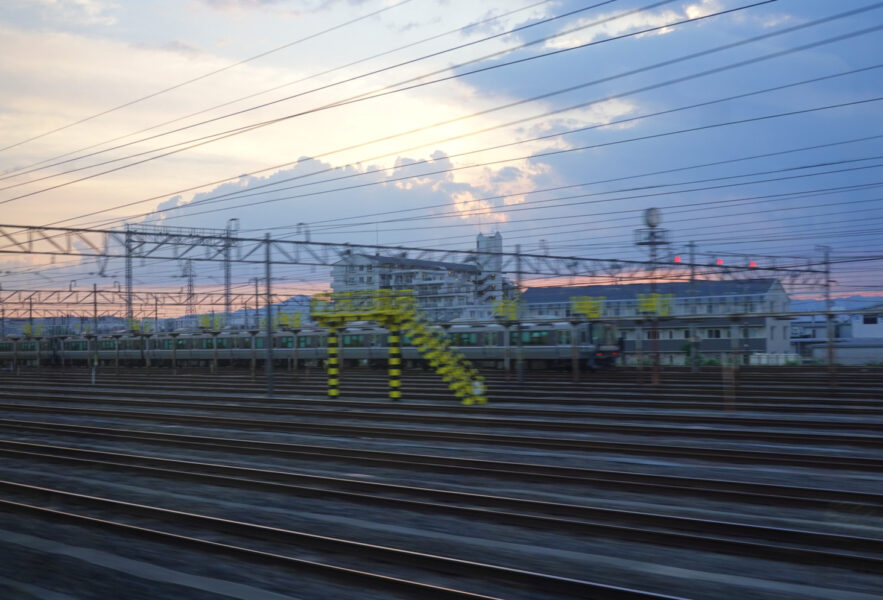 野洲駅の車庫を通過する特急ひだ３６号