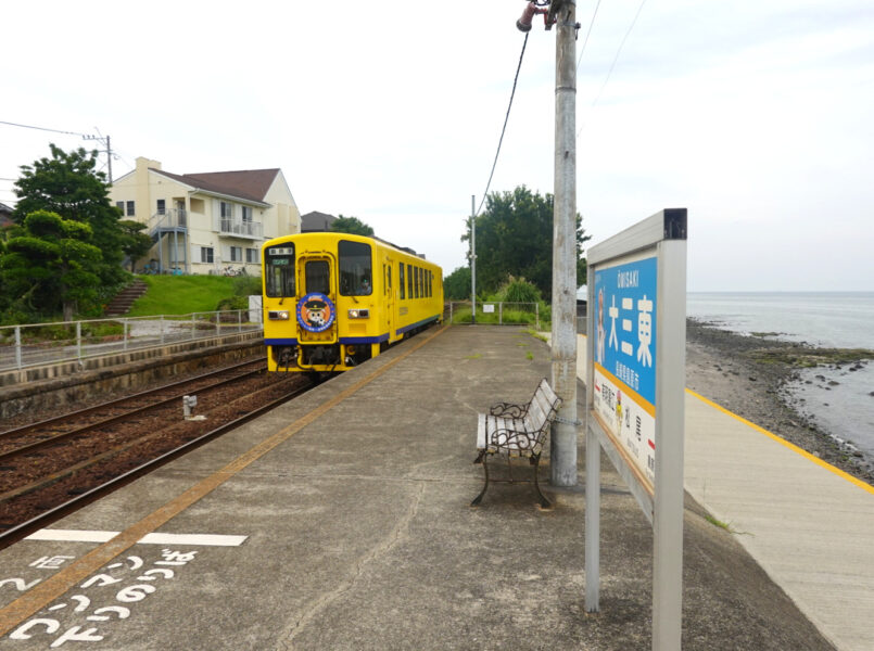 大三東駅に到着する島原鉄道の普通列車