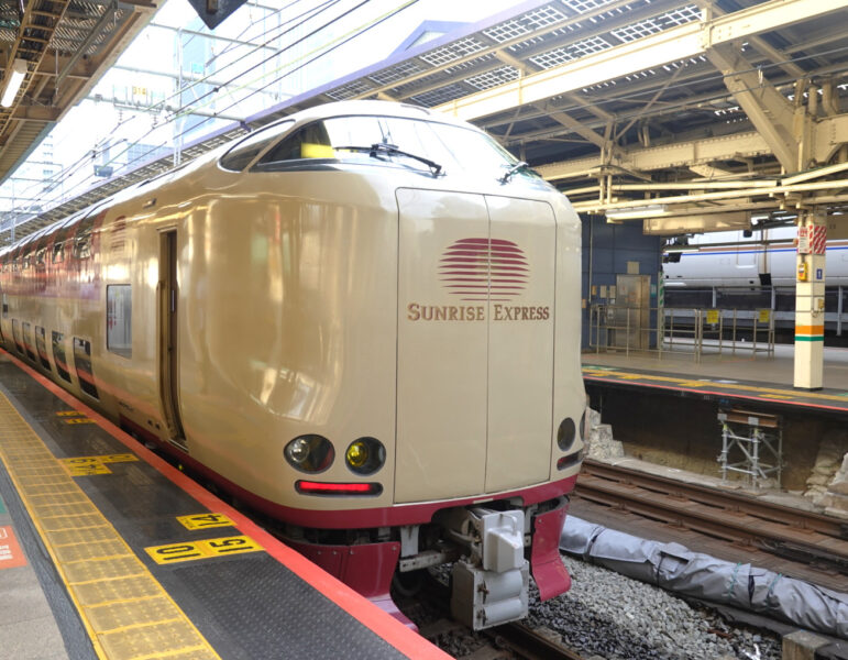 東京駅に到着した寝台特急サンライズ