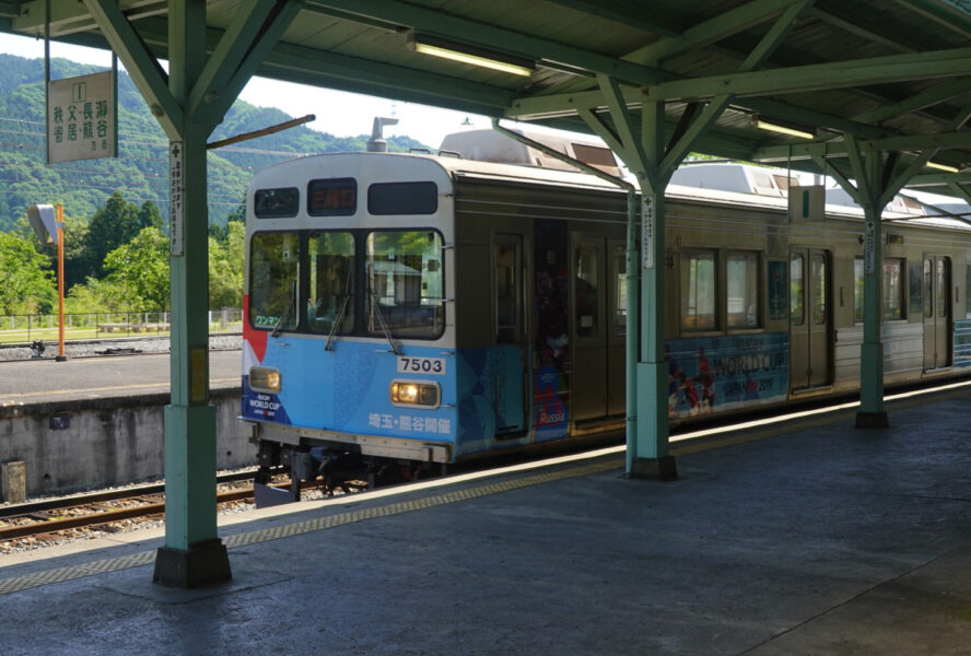 三峰口駅に到着する秩父鉄道７５００系