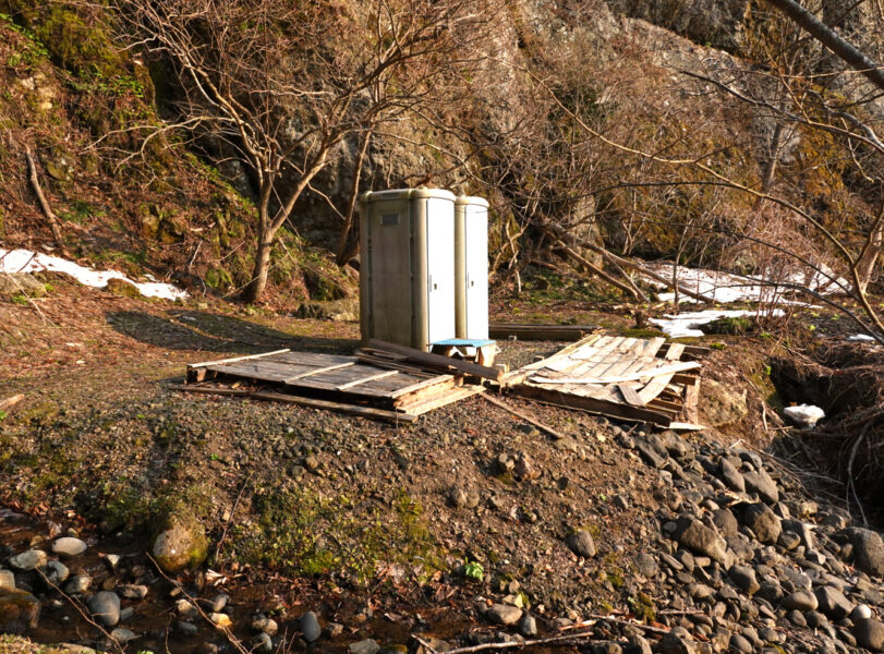 建物の横にある仮設トイレ